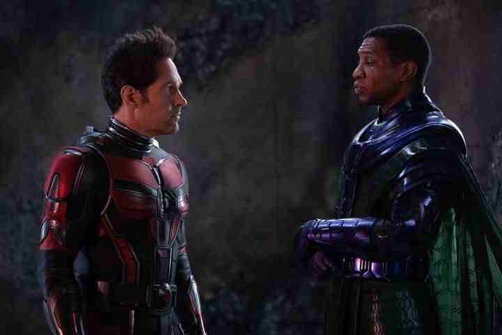 Paul Rudd ve Jonathan Majors, Ant-Man and the Wasp: Quantumania'dan bir sahnede birbirlerine bakıyorlar.