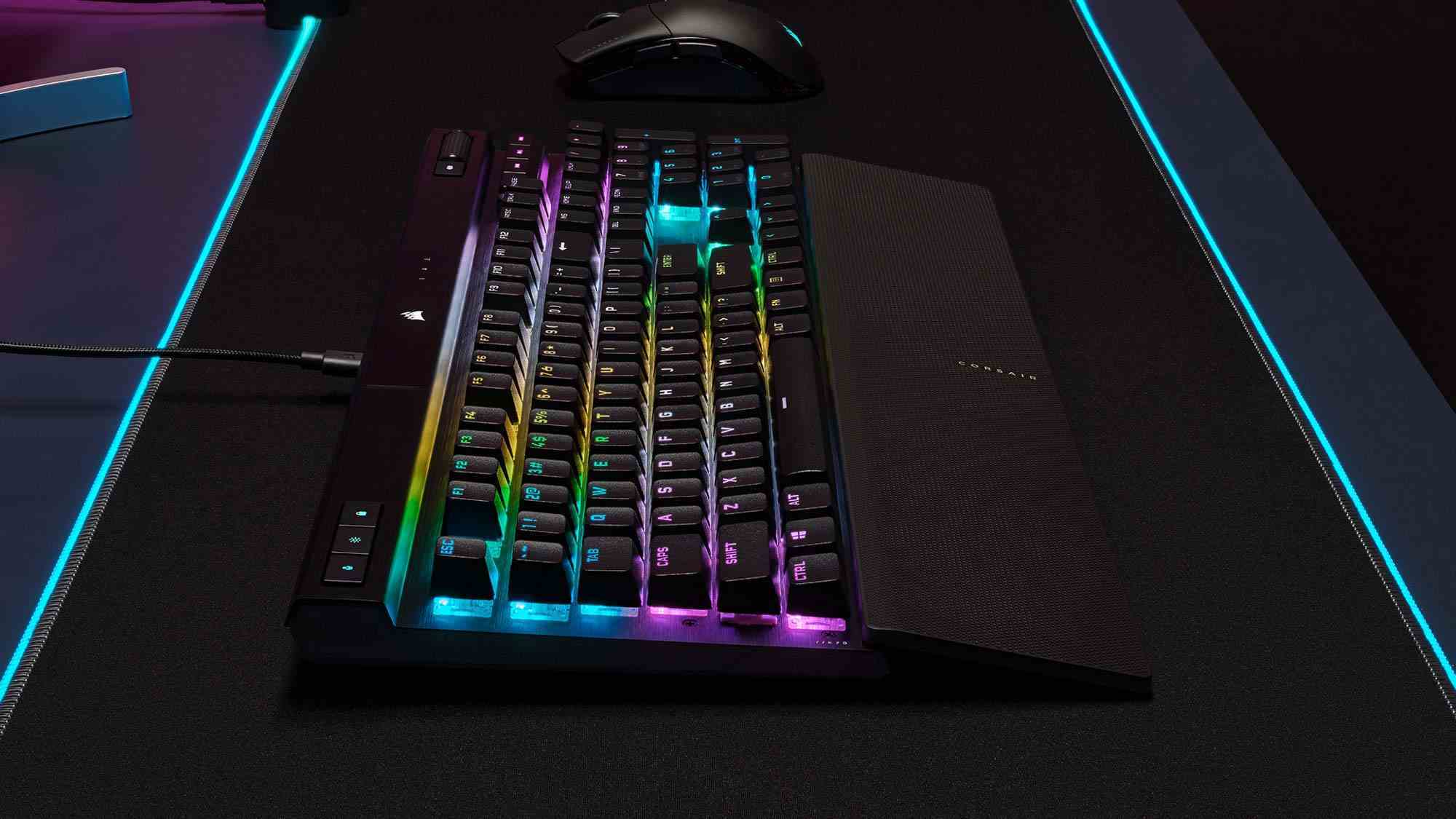 Corsair k70 rgb pro'nun yandan görünümü