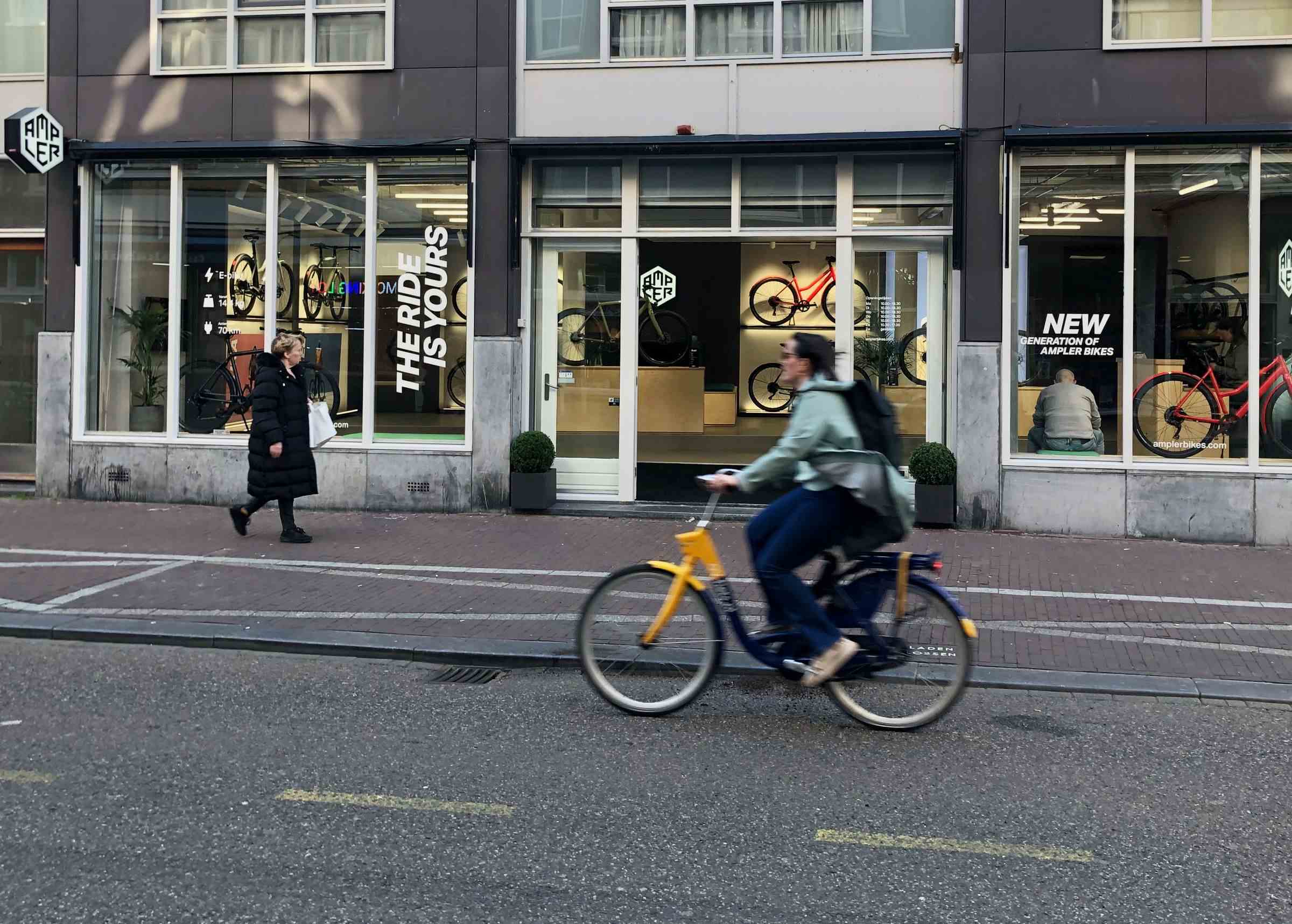 Amsterdam'ın Ampler showroom ve servis merkezi geçen yıl Merkez İstasyon'dan sadece birkaç adım ötede açıldı (büyütmek için buraya tıklayın).