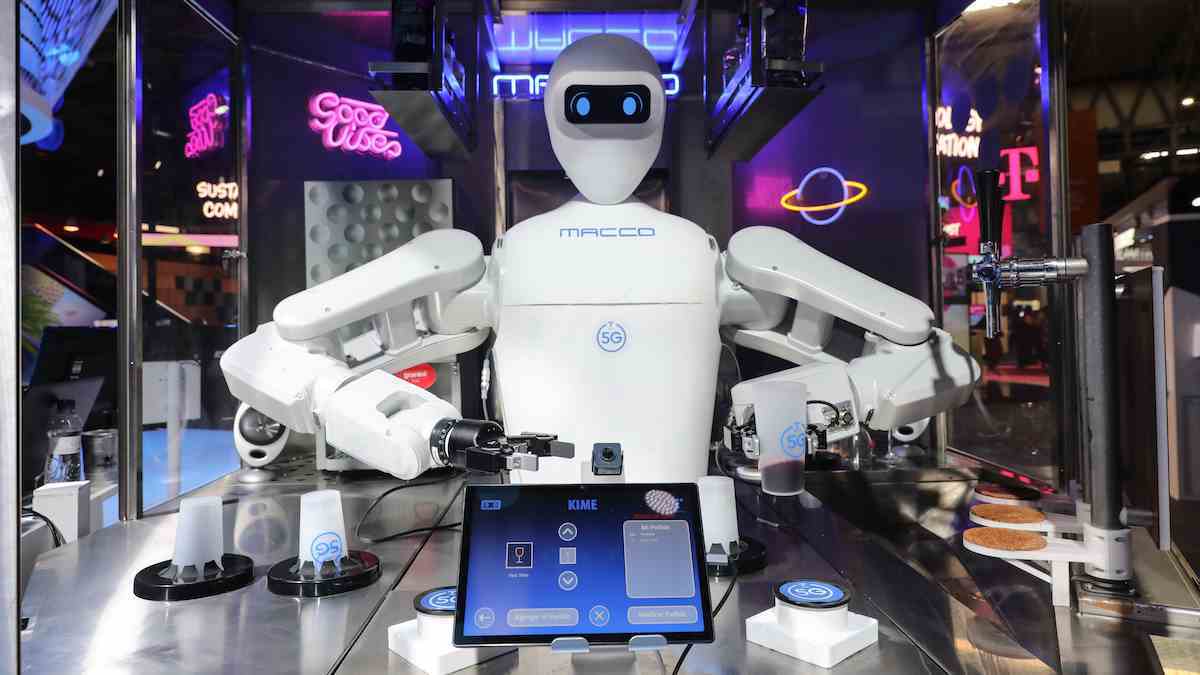 MWC 2022'de bir robo-barmen