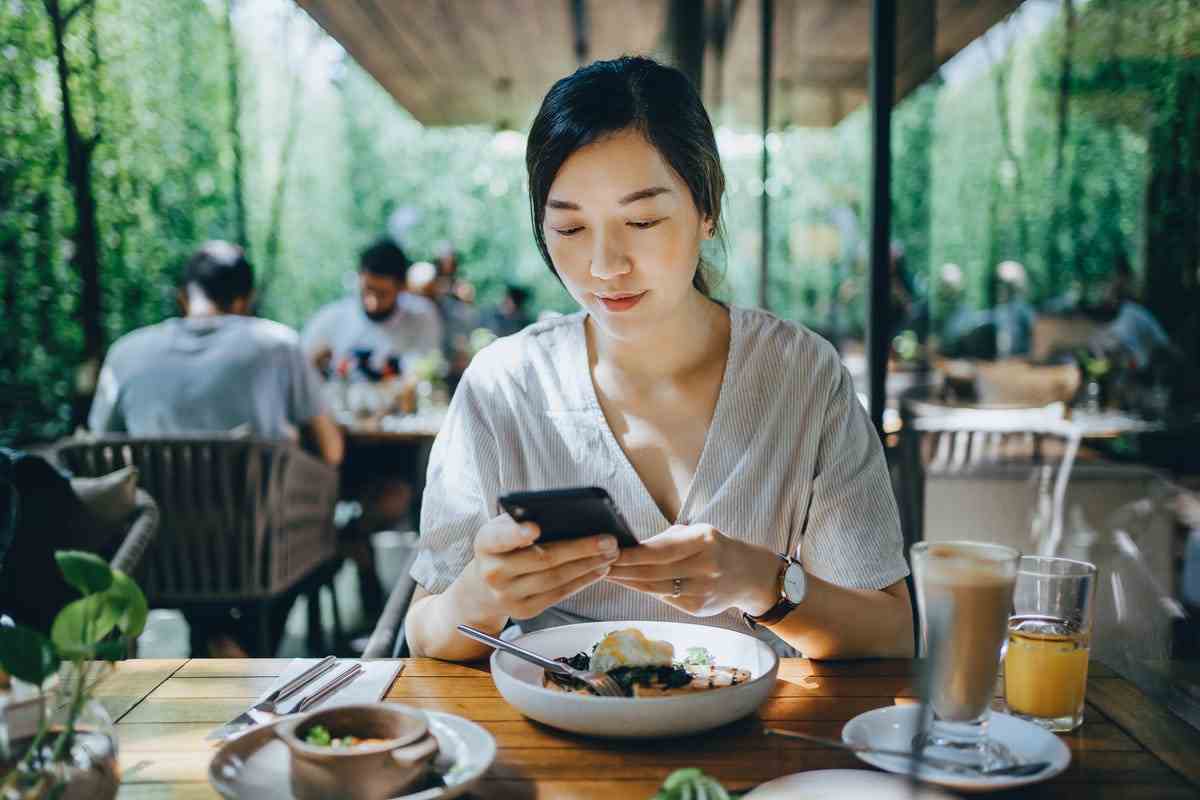 restoranda-akıllı telefonunu-kullanan-bir-kadın