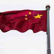 Havada yüzen bir bayrak direğinde Çin bayrağı.