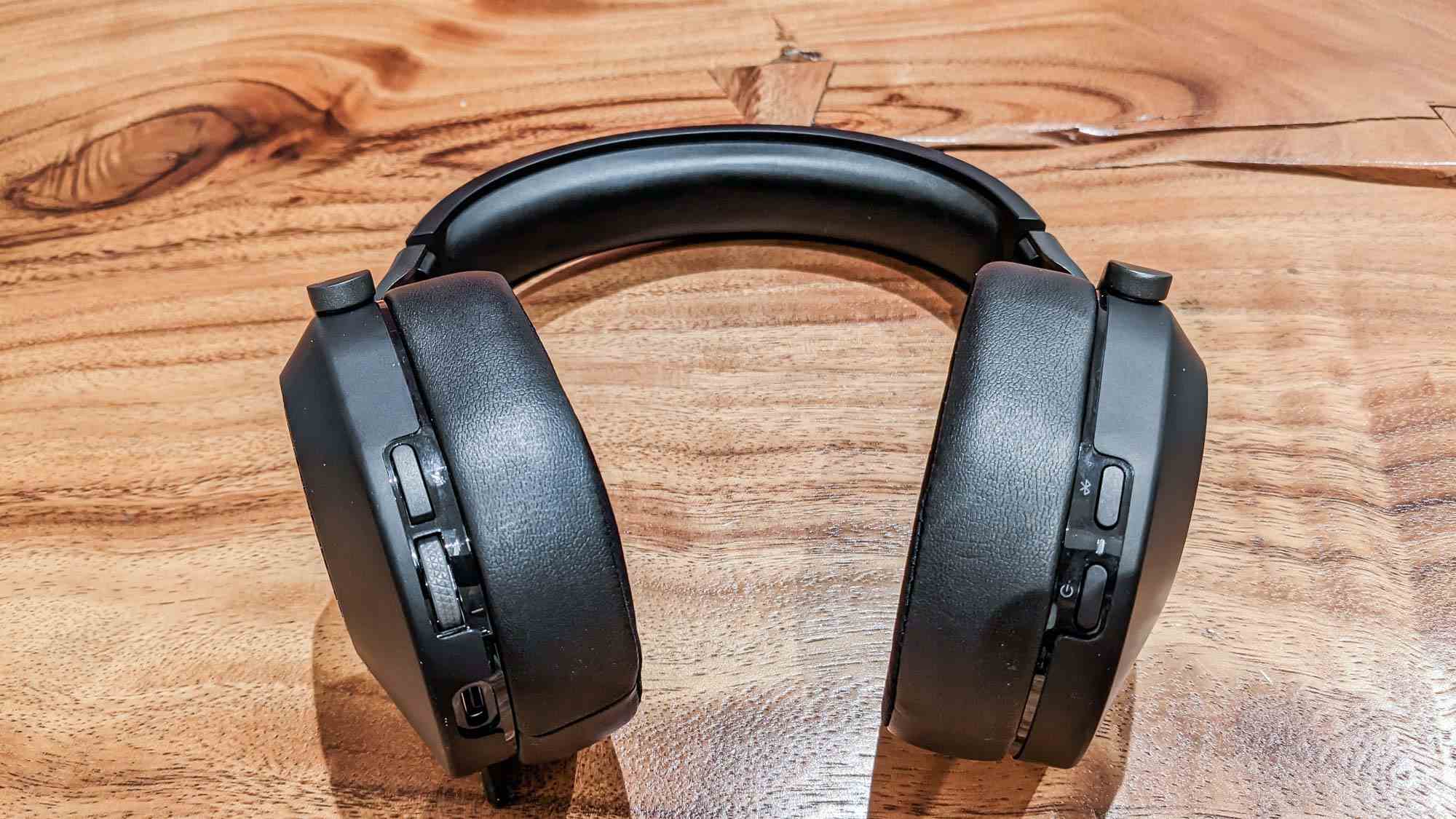 Corsair HS65 Kablosuz masa üstünde