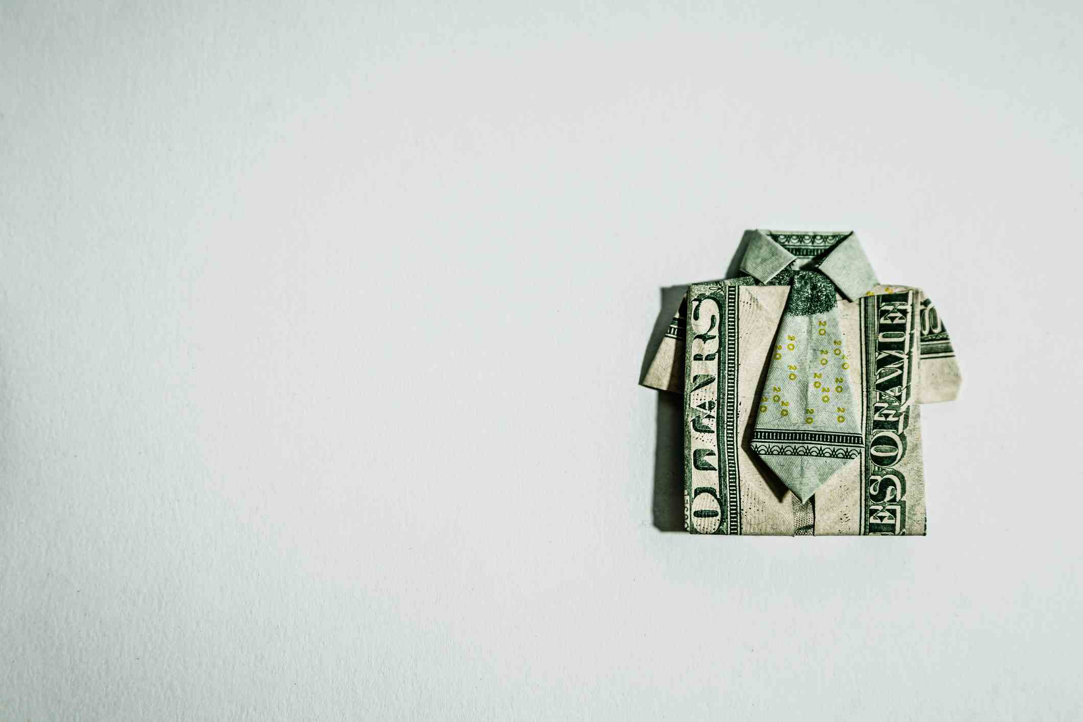 20 Dolarlık ABD Banknotundan Yapılan Origami Gömlek ve Kravat;  yanma oranını azaltmak için serbest çalışanları işe almak