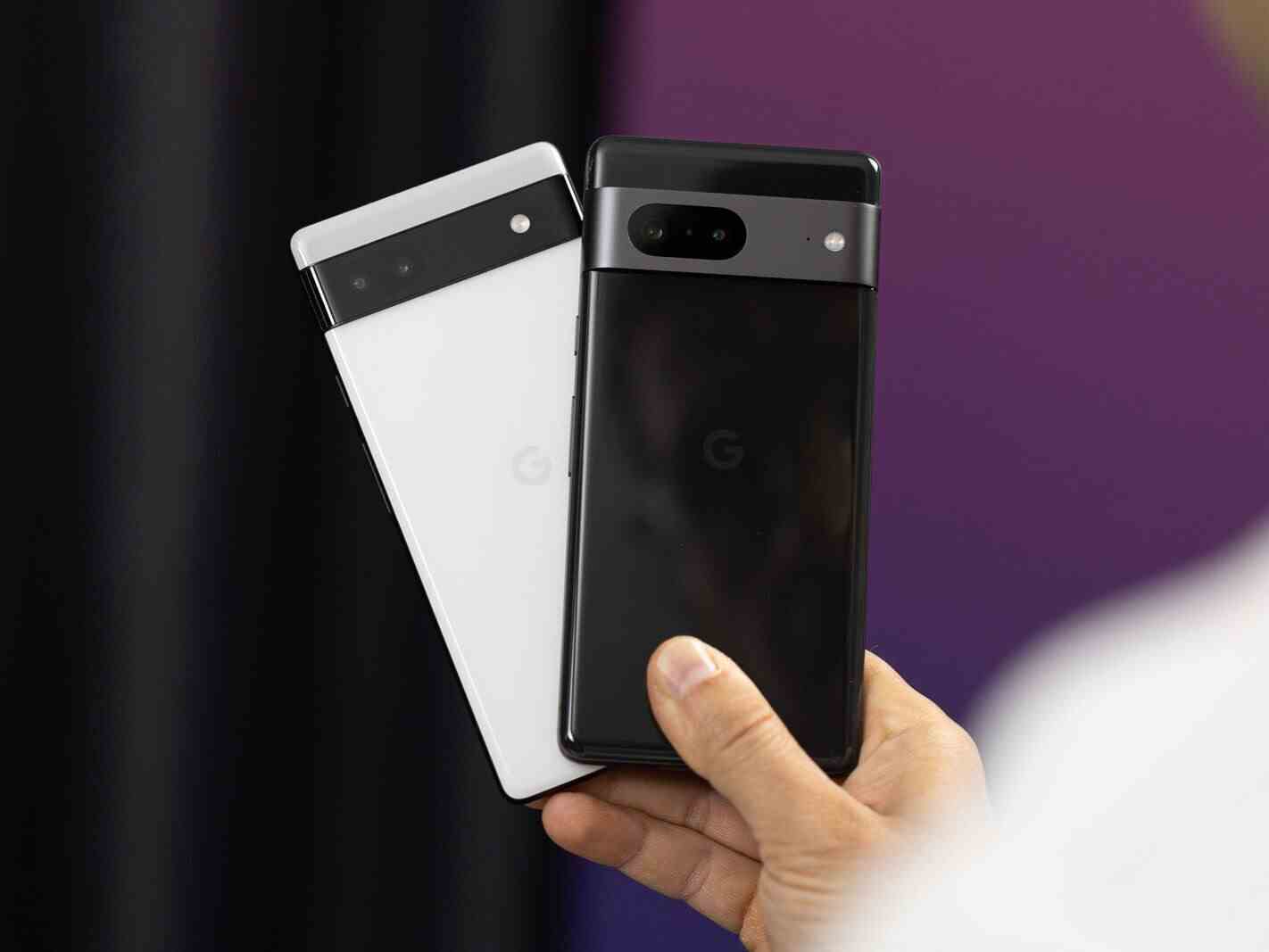 Pixel 7 ve 6a'nın yan yana olması, aynı neslin parçası olduklarını gerçekten kanıtlıyor.  - Google, Pixel telefonların neden uzun süre dayanacak ve herkes için tasarlandığını vurgulayan 