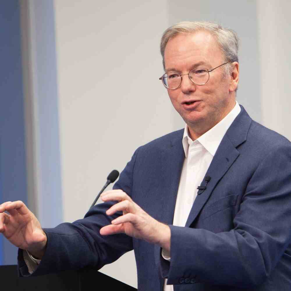 Eski Google CEO'su ve Başkanı Eric Schmidt, davada sanık olarak listeleniyor - Google ve Apple, Apple'ı arama endüstrisi iddialarının dışında tutmak için yasa dışı bir anlaşma yaptı.