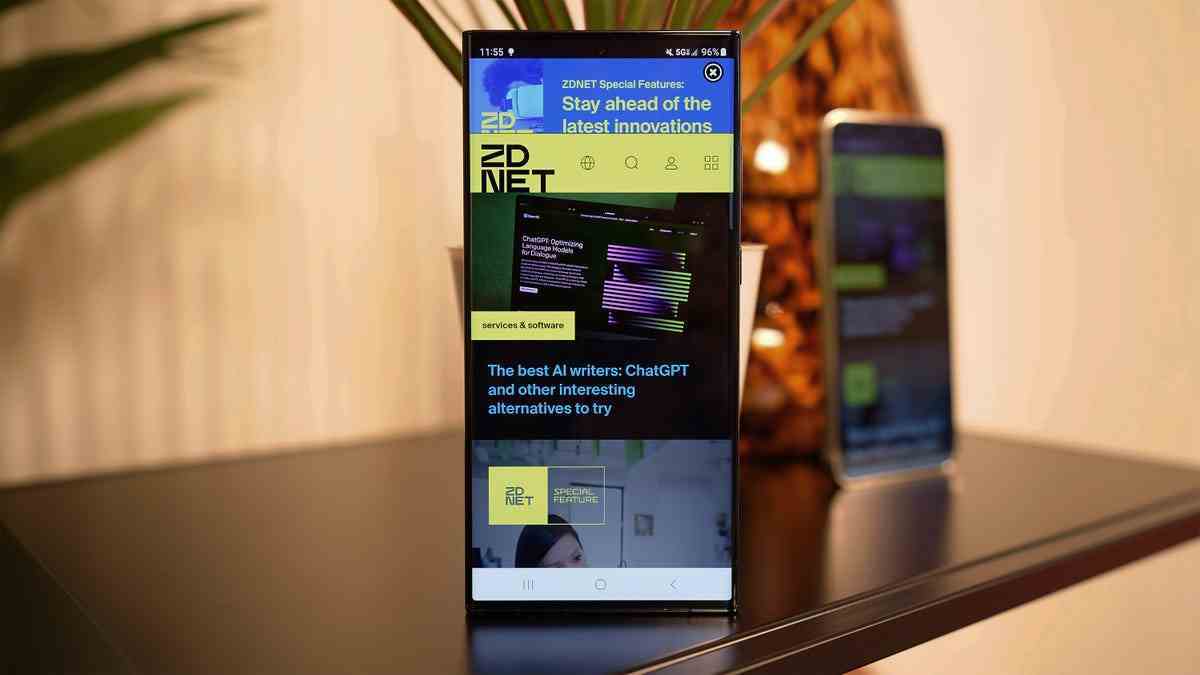 ZDNET web sitesini gösteren Samsung Galaxy S23 Ultra