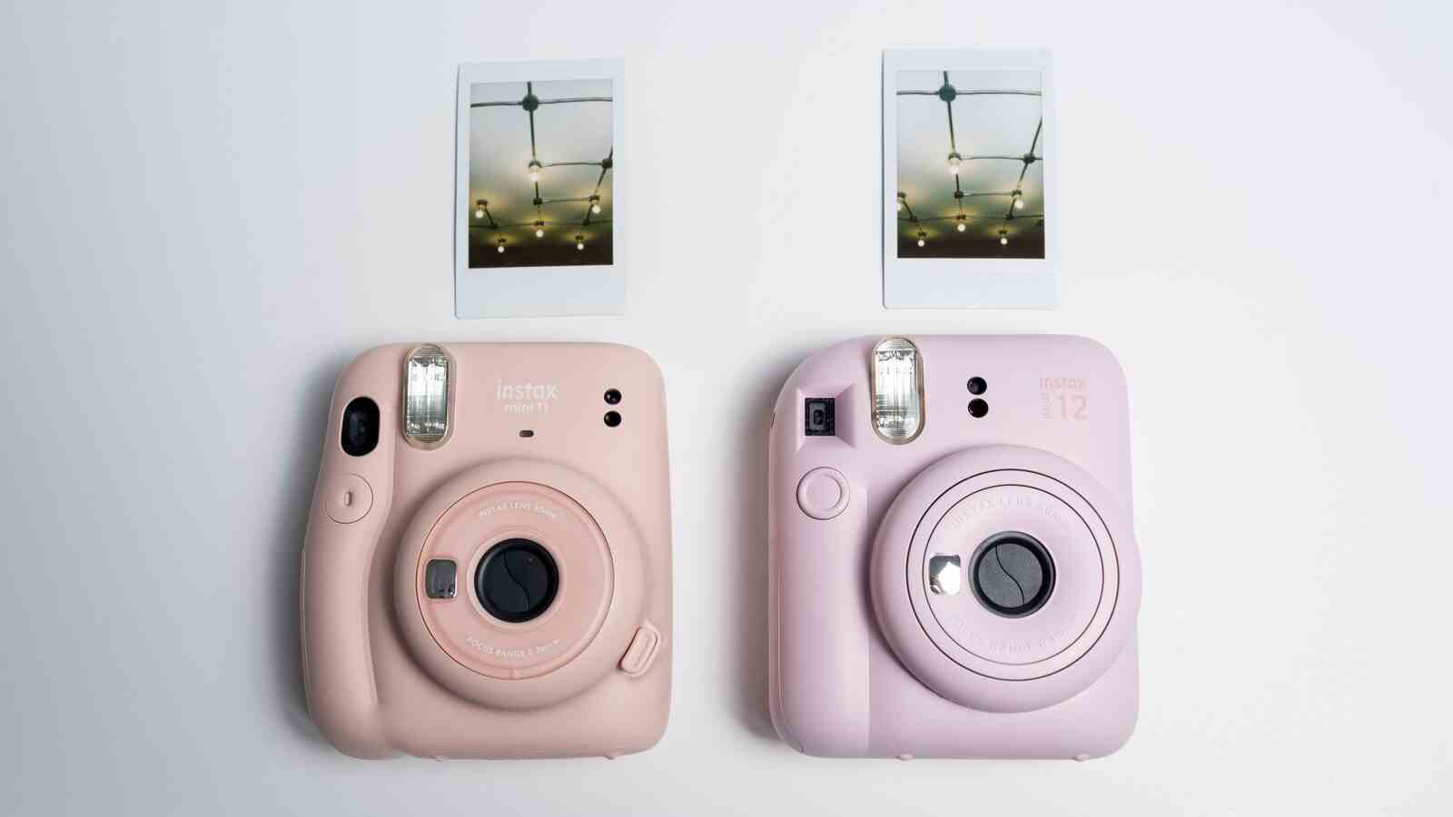 Instax Mini 11 ile birlikte Fujifilm Instax Mini 12, her kameradan beyaz arka plan üzerinde anında baskılar