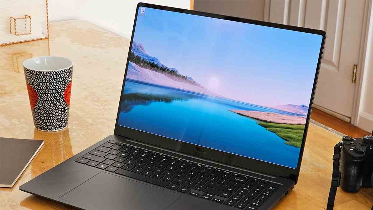 Bir masanın üzerinde Samsung Galaxy Book 3 Ultra.