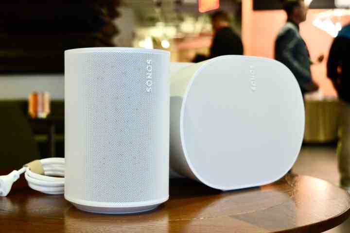 Sonos Era 300 ve Era 100 yan yana.