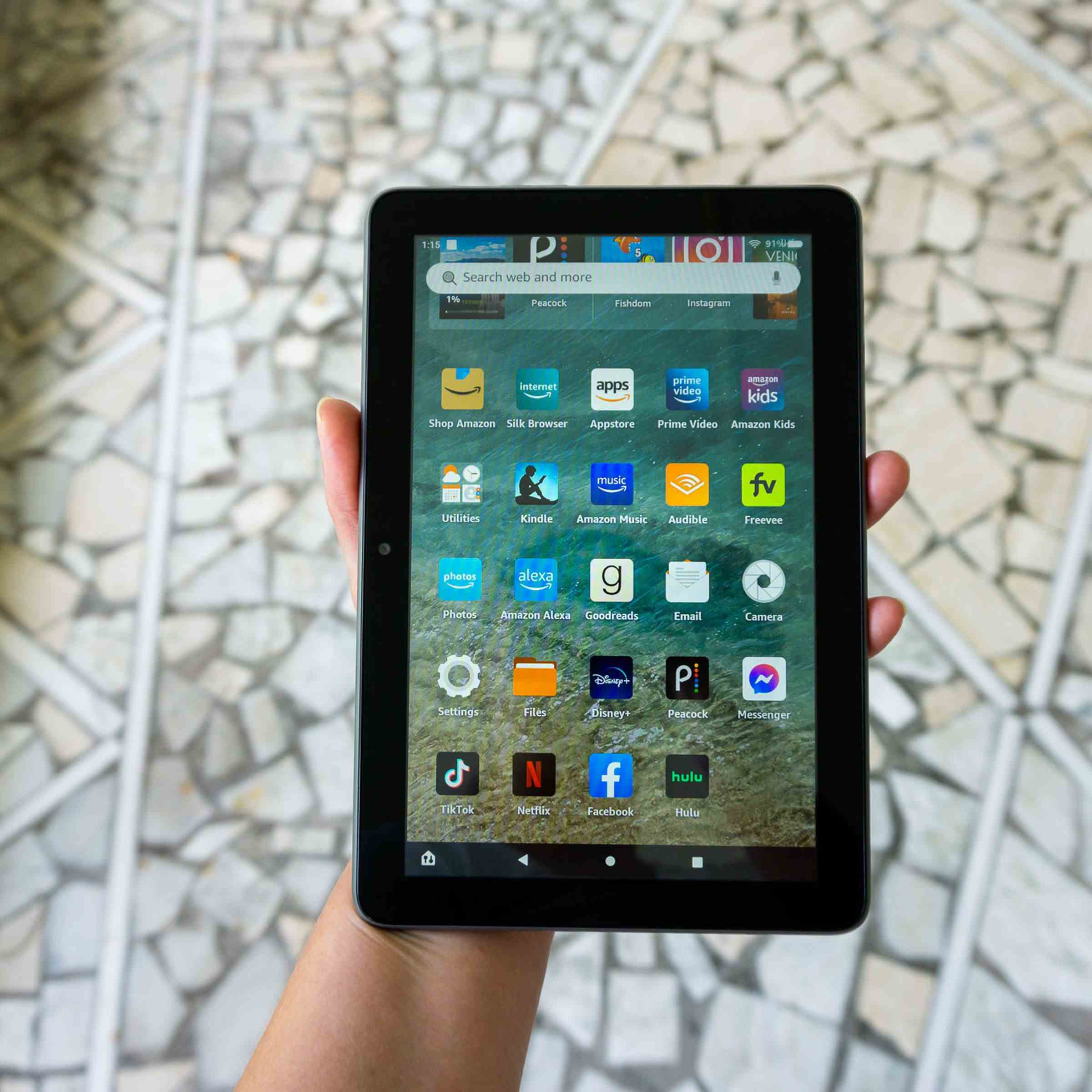 Amazon Fire HD 8 Plus tableti tutan bir kişi