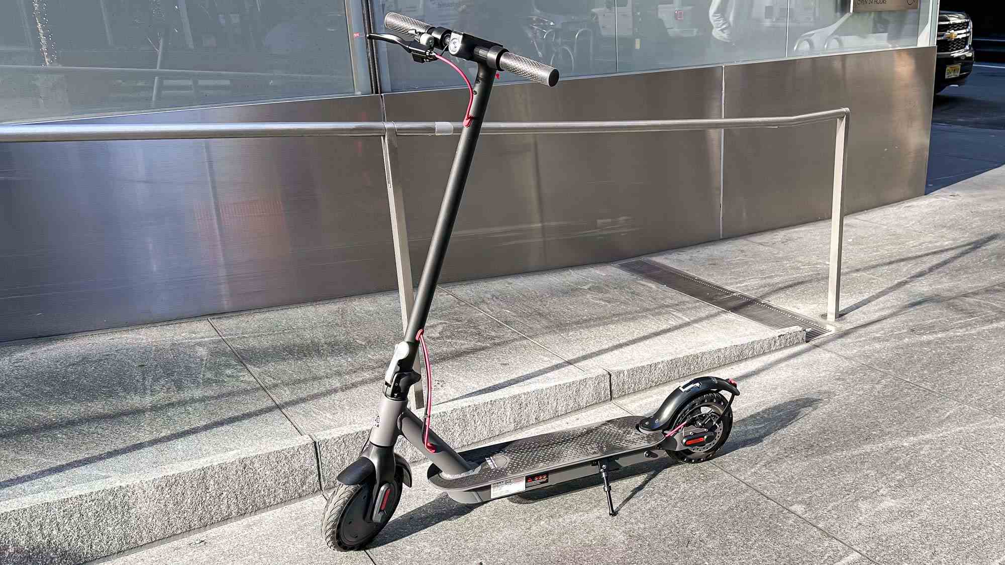 Hiboy S2 scooter kaldırıma park etmiş