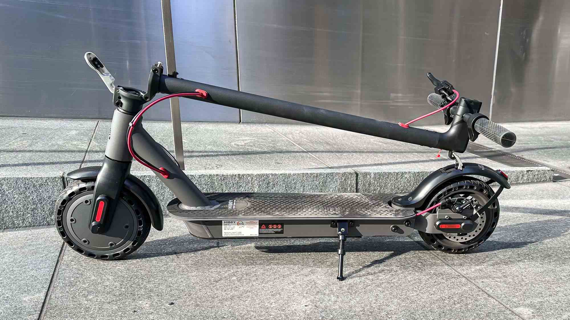 Hiboy S2 scooter kaldırıma park etmiş