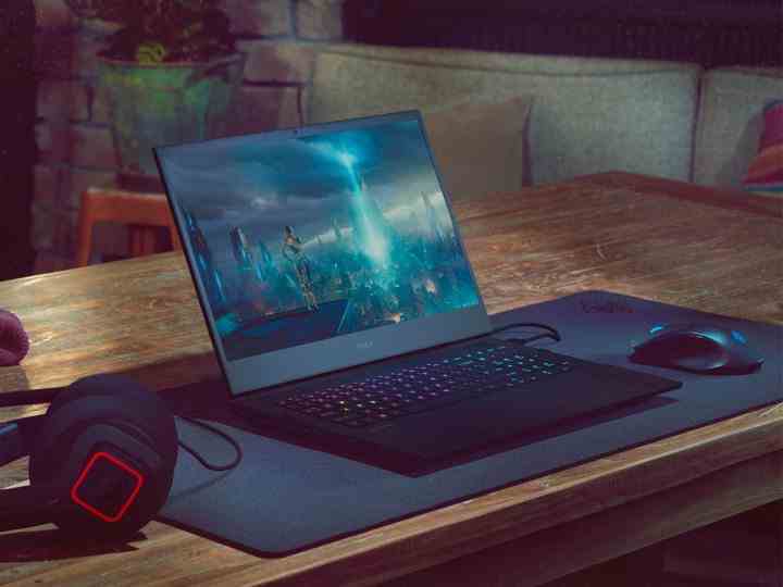 HP Omen 16 inç oyun dizüstü bilgisayarı, ekranda oynanış eylemiyle bir masa üzerinde.