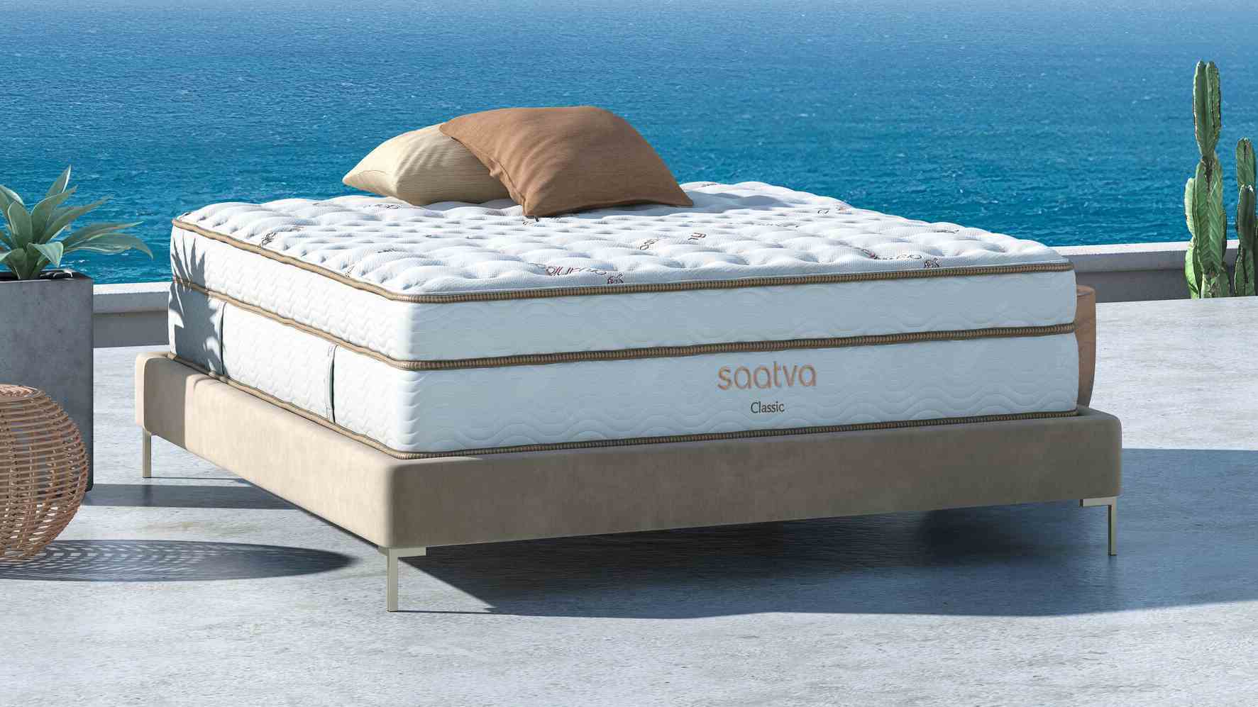 Saatva Classic yatak, masmavi bir denize karşı dışarıda fotoğraflandı