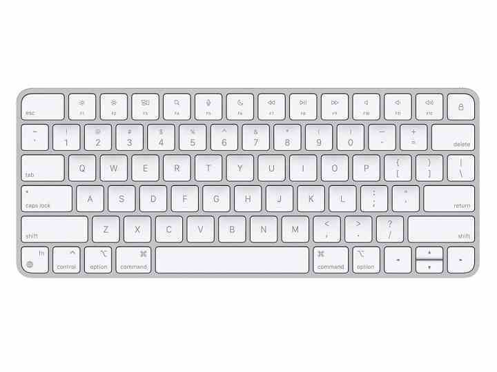 Beyaz bir arka plan üzerinde kablosuz Apple Magic Keyboard.