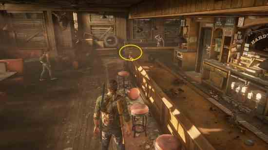 The Last of Us eğitim kılavuzları: Bir adam, sıcak bir şekilde aydınlatılmış bir barda duruyor.