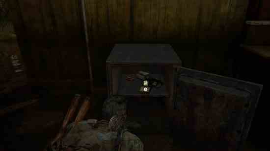 The Last of Us eğitim kılavuzları: Bir adam karanlık bir odada kitap arar.