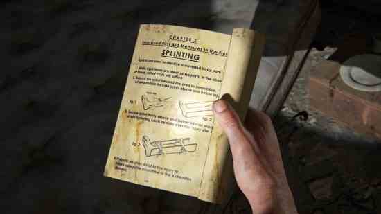 The Last of Us eğitim kılavuzları: bir el eski, sararmış bir kitabı tutar.