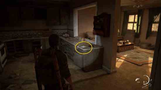 The Last of Us eğitim kılavuzları: bir adam el fenerini tezgahın üzerine tutuyor.