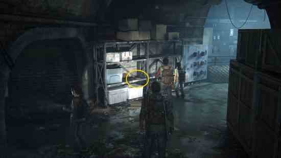 The Last of Us eğitim kılavuzları: Bir adam su basmış bir odada bir kitap arar ve el feneriyle onu vurgular.