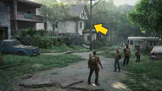 The Last of Us eğitim kılavuzları: Bir adam ve genç bir kadın, harap, büyümüş bir evin önünde duruyor.