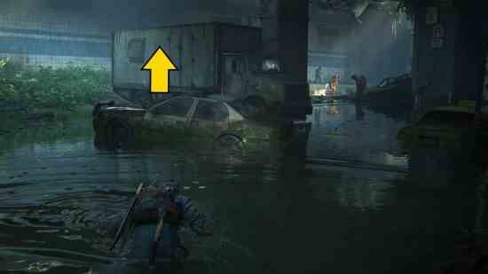 The Last of Us eğitim kılavuzları: Bir adam su basmış bir alt geçitten yüzerek geçiyor.