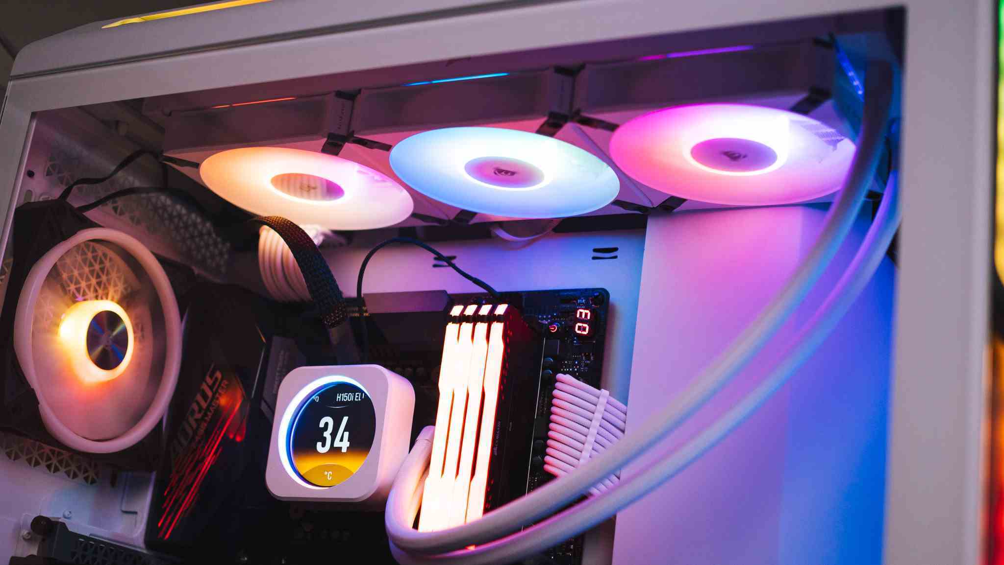 Corsair 5000T kasa içinde Corsair H150i Elite LCD XT