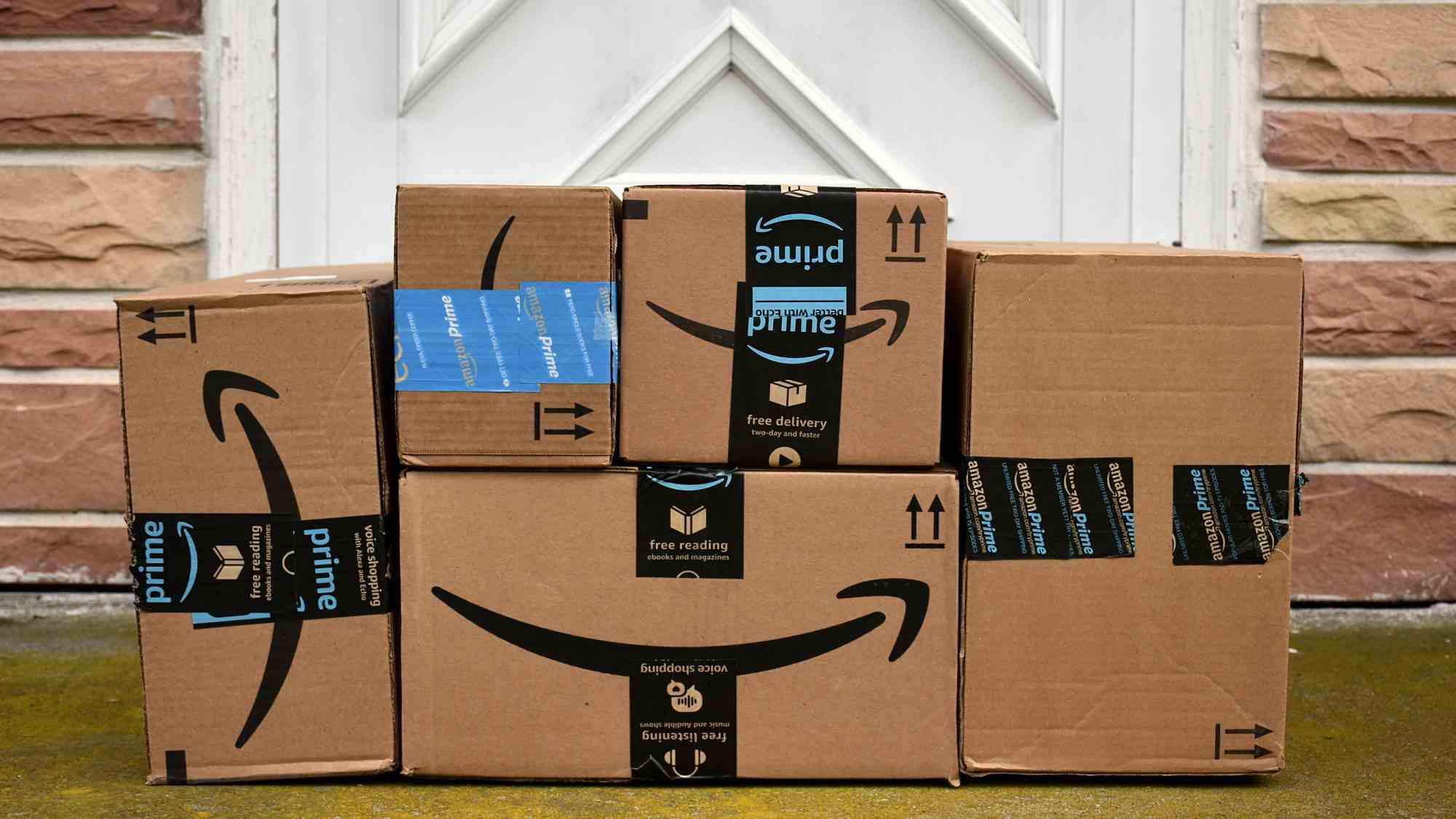Ön kapının dışındaki Amazon Prime kutuları