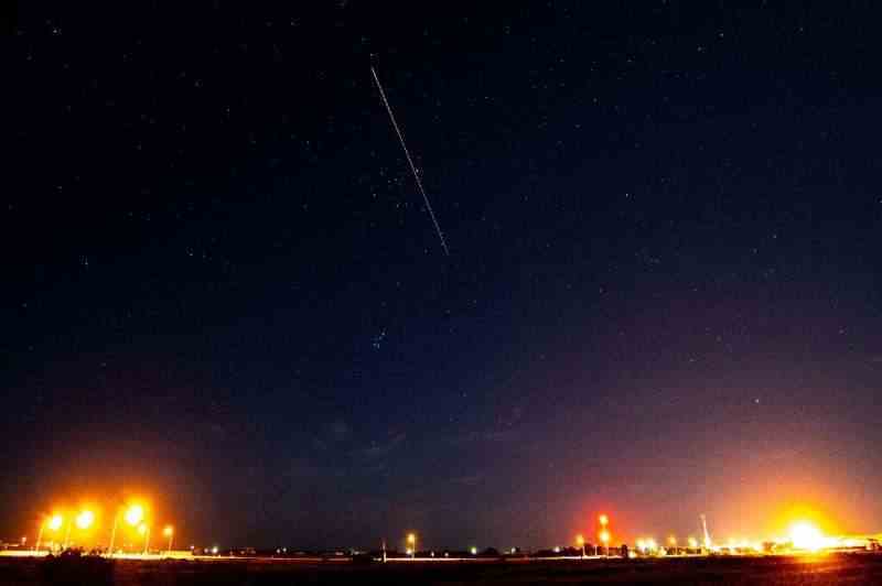 Uzun pozlama, 6 Aralık 2020'de bir asteroitten örnekler taşıyan bir yeniden giriş kapsülünün ışık izini gösteriyor