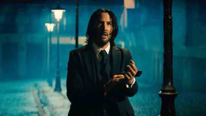 John Wick silahını John Wick: Bölüm 4'te dolduruyor.