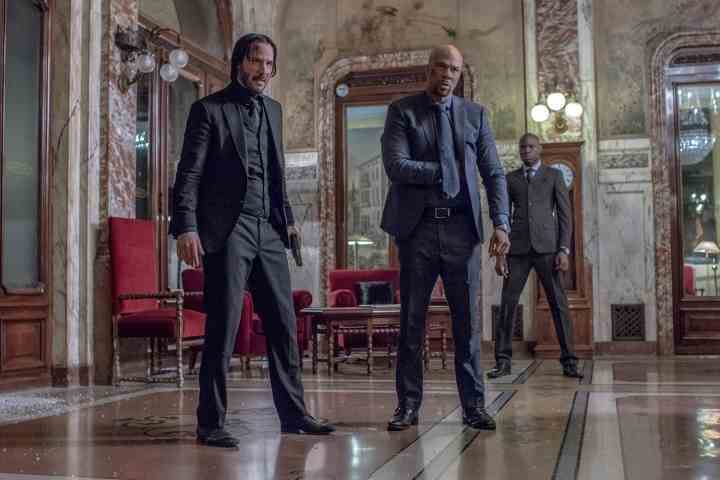 John Wick: Bölüm 2'de iki adam yan yana duruyor.