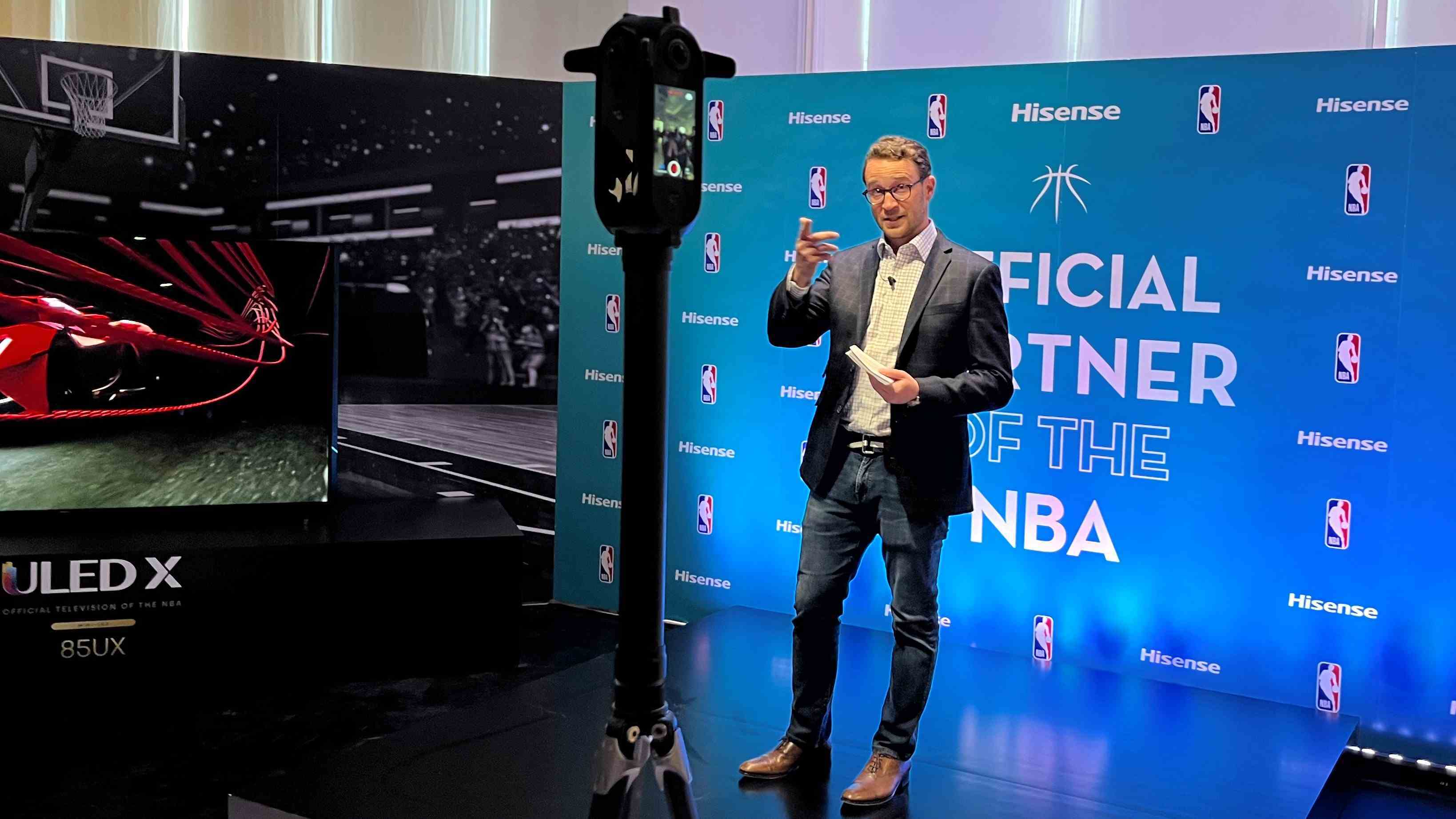 Hisense ABD CEO'su David Gold, ULED X TV'nin yanında markanın NBA sponsorluğunu duyuruyor