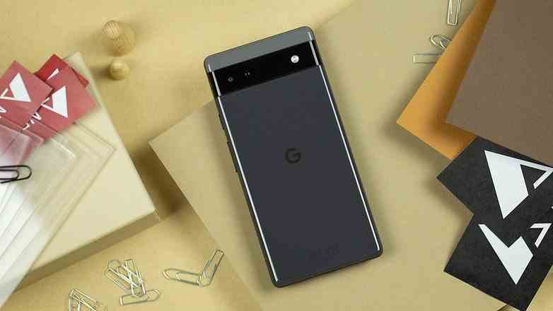 Google Pixel 6a, ekranı yukarı bakacak şekilde bir masanın üzerinde duruyor