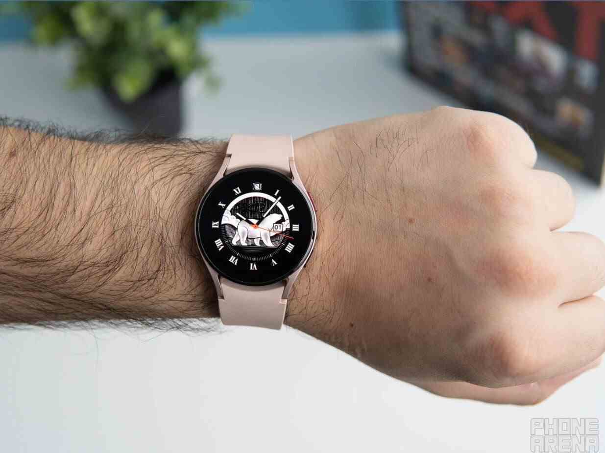 Galaxy Watch 4, tasarım olarak hem rahat hem de sportiftir.  - Kenara çekil Süpermen: Galaxy Watch, bu gerçek hayat hikayelerinde anlatıldığı gibi hayat kurtarmak için burada