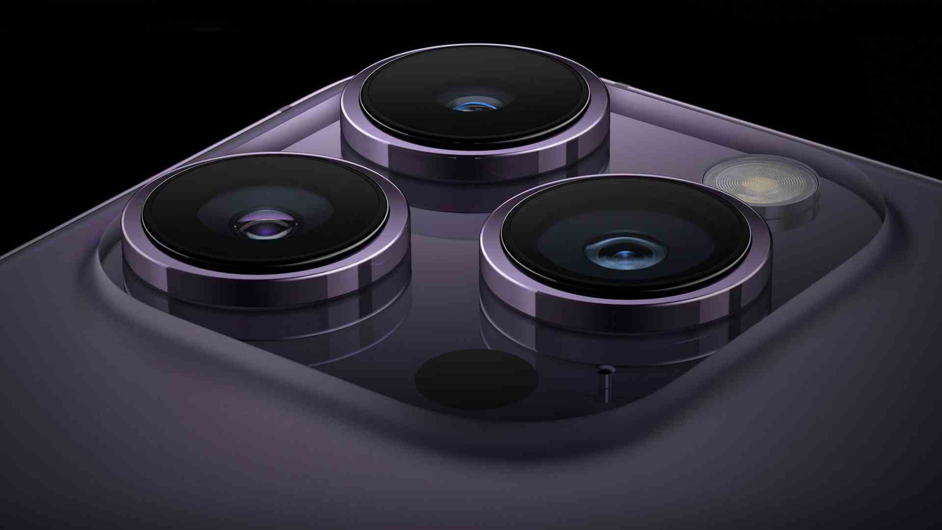 iPhone 14 Pro serisinin üçlü kamera sisteminin yakından görünümü, tasvir edilen cihaz Deep Purple renk gruplarıdır.