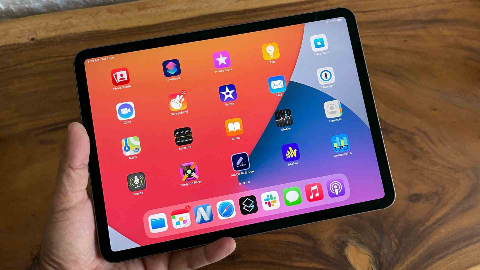 Birinin elinde önden bir Apple iPad Pro 11 (2021)