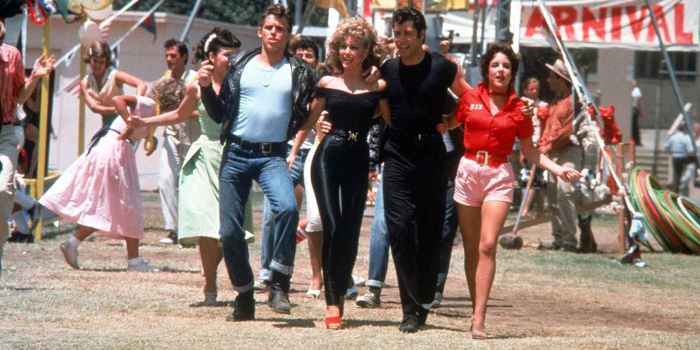 Kenickie, Sandy, Danny ve Rizzo Grease'de birlikte yürüyor