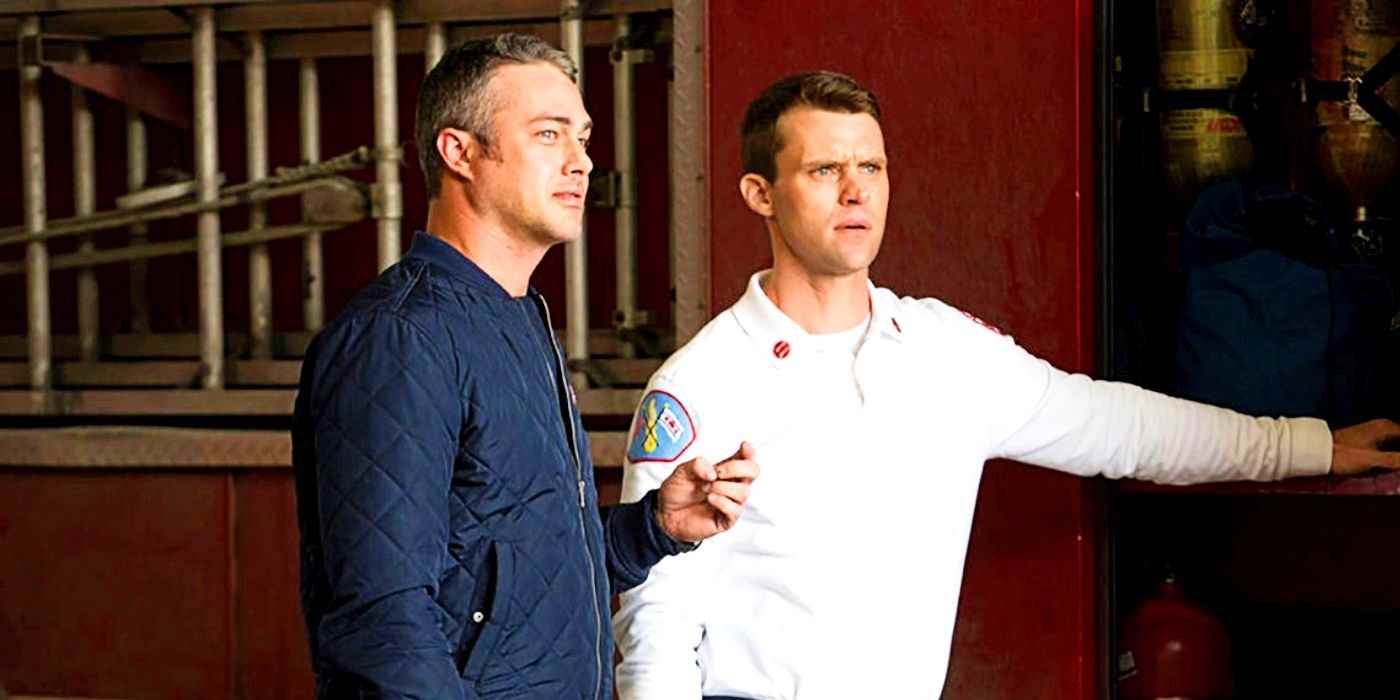 Casey ve Severide, Chicago Fire'da Firehouse 51'e bakıyor