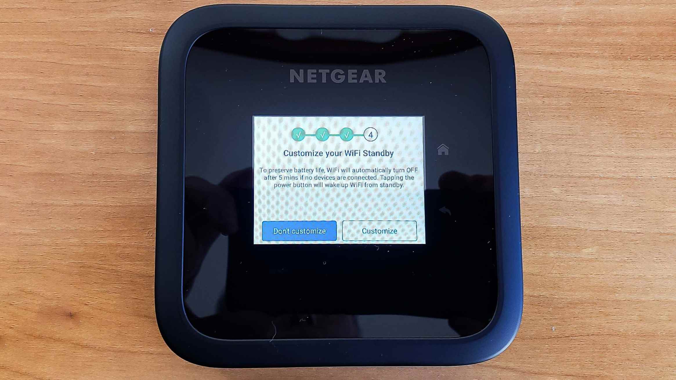 Masanın üzerinde oturan Netgear Nighthawk M6