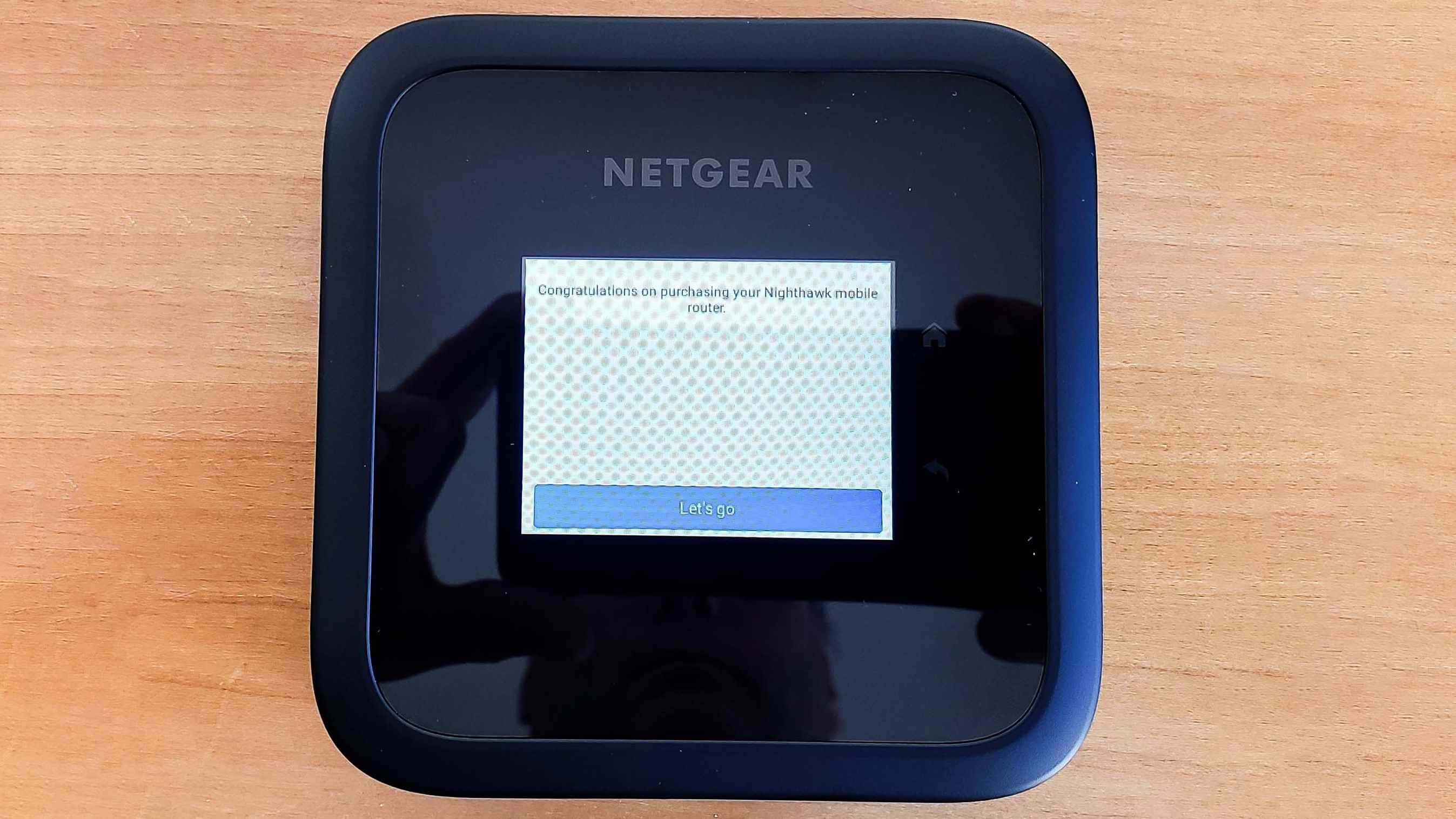 Masanın üzerinde oturan Netgear Nighthawk M6