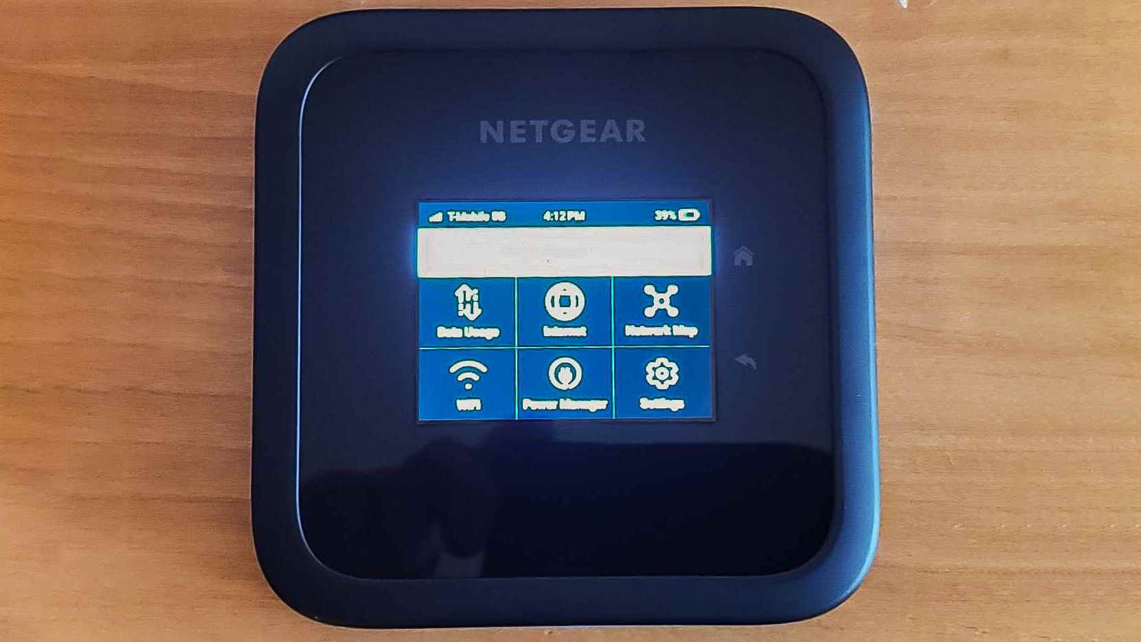 Masanın üzerinde oturan Netgear Nighthawk M6