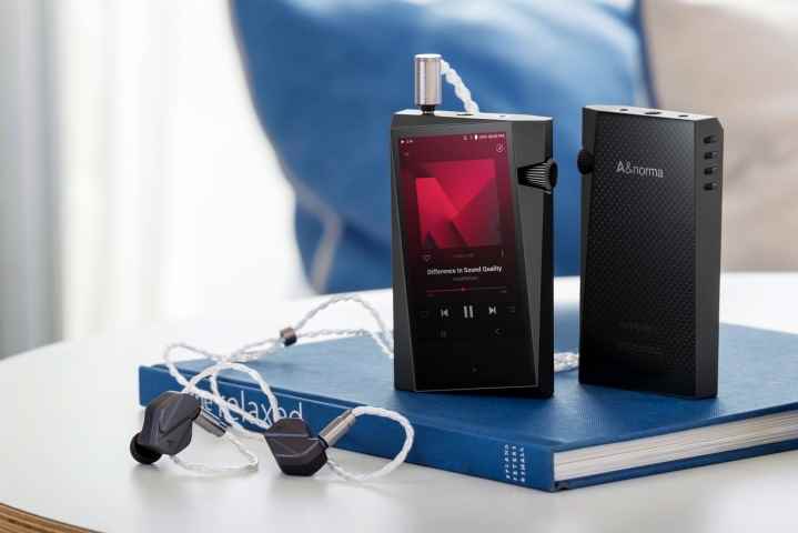 Astell&Kern SR35 dijital müzik çaların önden ve arkadan görünümleri, kulaklıklarla birlikte.