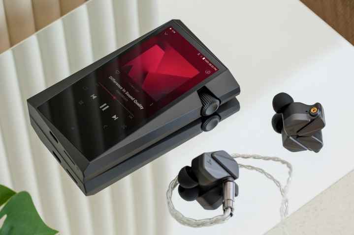 Astell&Kern SR35 kulaklıklı dijital müzik çalar.