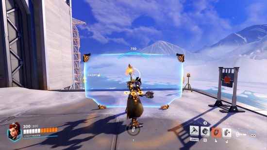 Overwatch 2 Brigitte ult rework: Brigitte, antrenman alanında bir platform üzerinde yükseltilmiş Bariyer Kalkanı ile dikkat çekiyor.