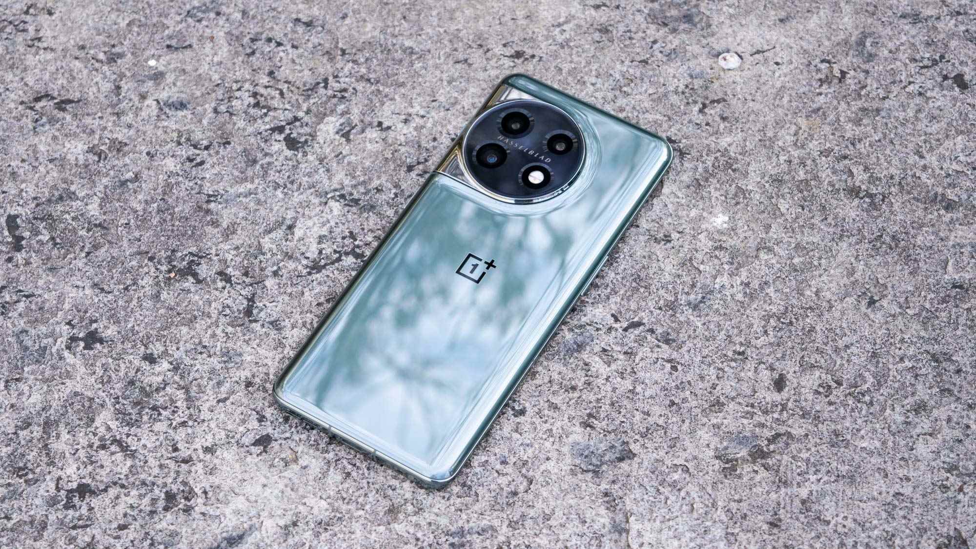 OnePlus 11'in arkadan görünümü