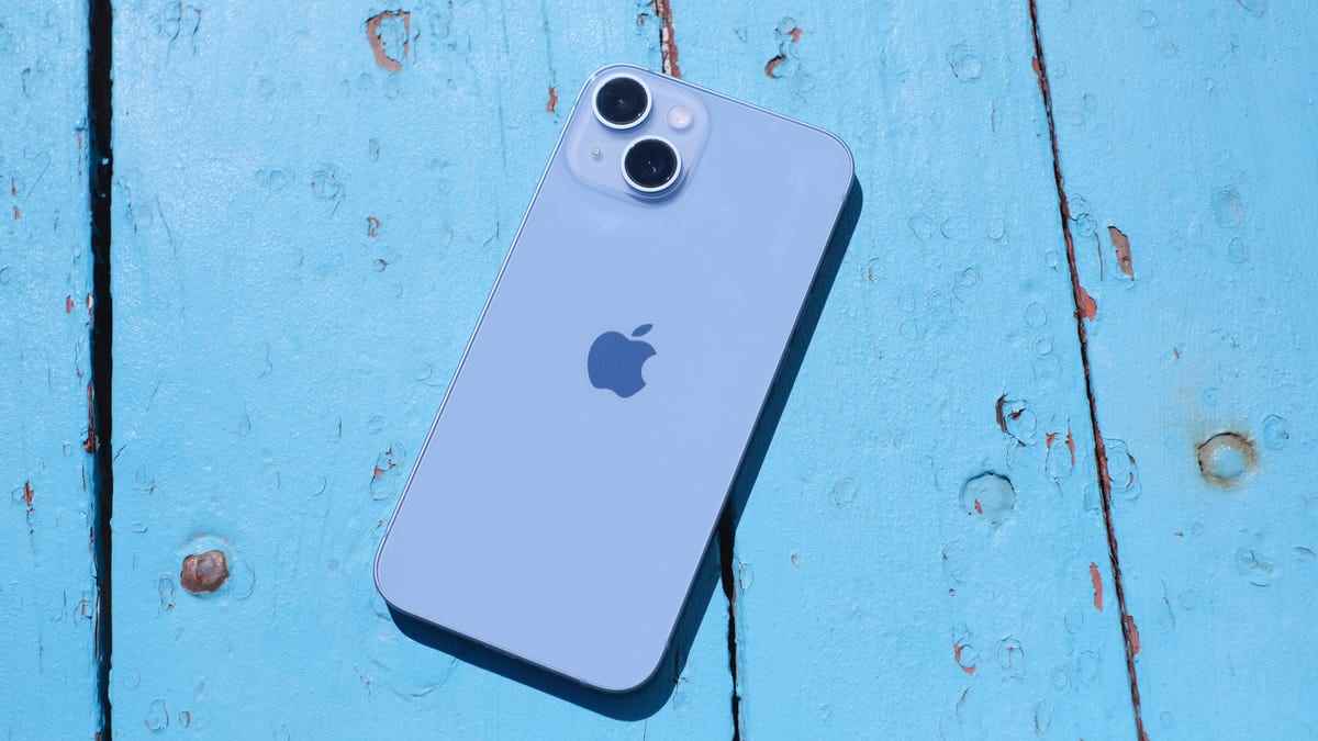 mavi bir arka plan üzerinde iPhone 14