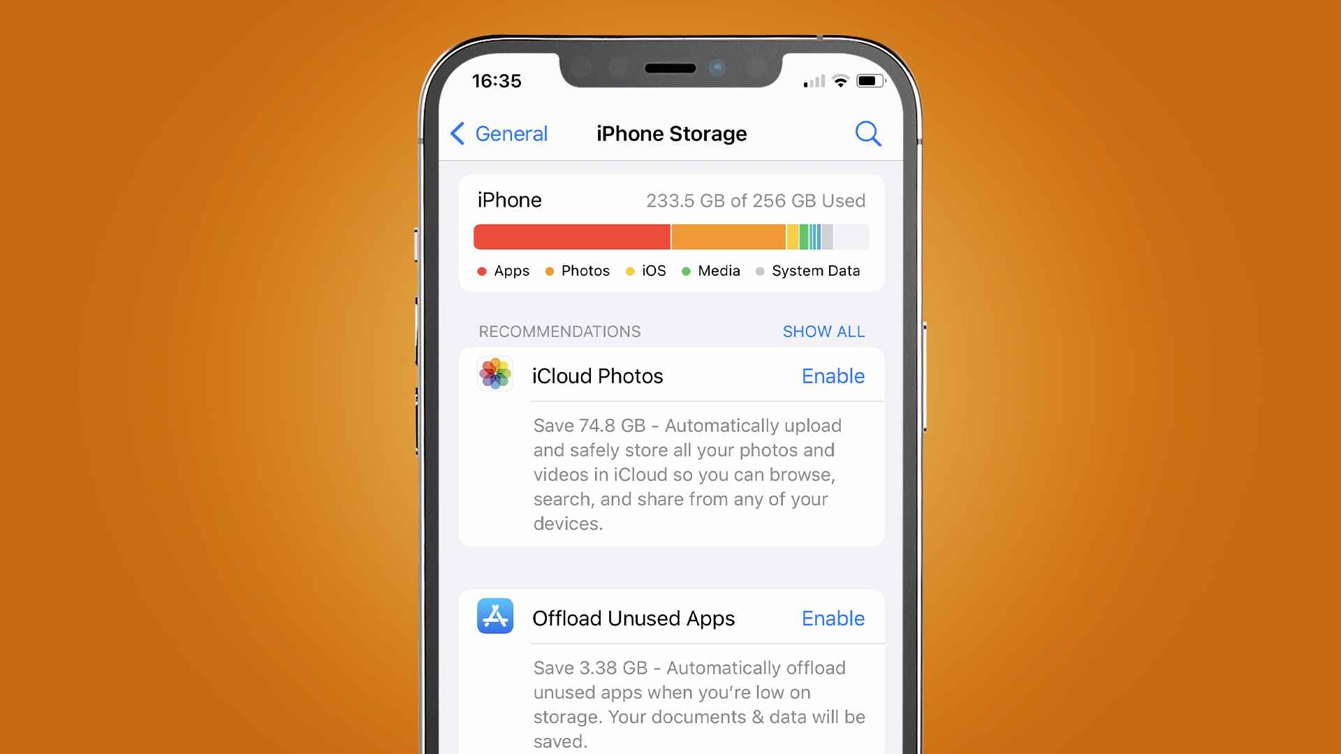 Kullanılmayan Uygulamaları Boşalt özelliğini gösteren turuncu arka plan üzerinde bir iPhone
