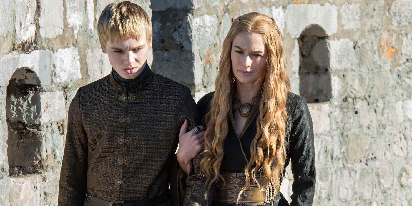 Tommen ve Cersei, Game of Thrones'ta birlikte yürüyorlar.