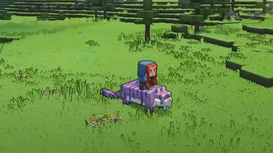Minecraft Legends binekleri: Oyuncu, rengarenk çiçeklerle bezeli yeşil bir çayırın ortasında kılıç dişli bir kaplanın ata biner gibi oturur.